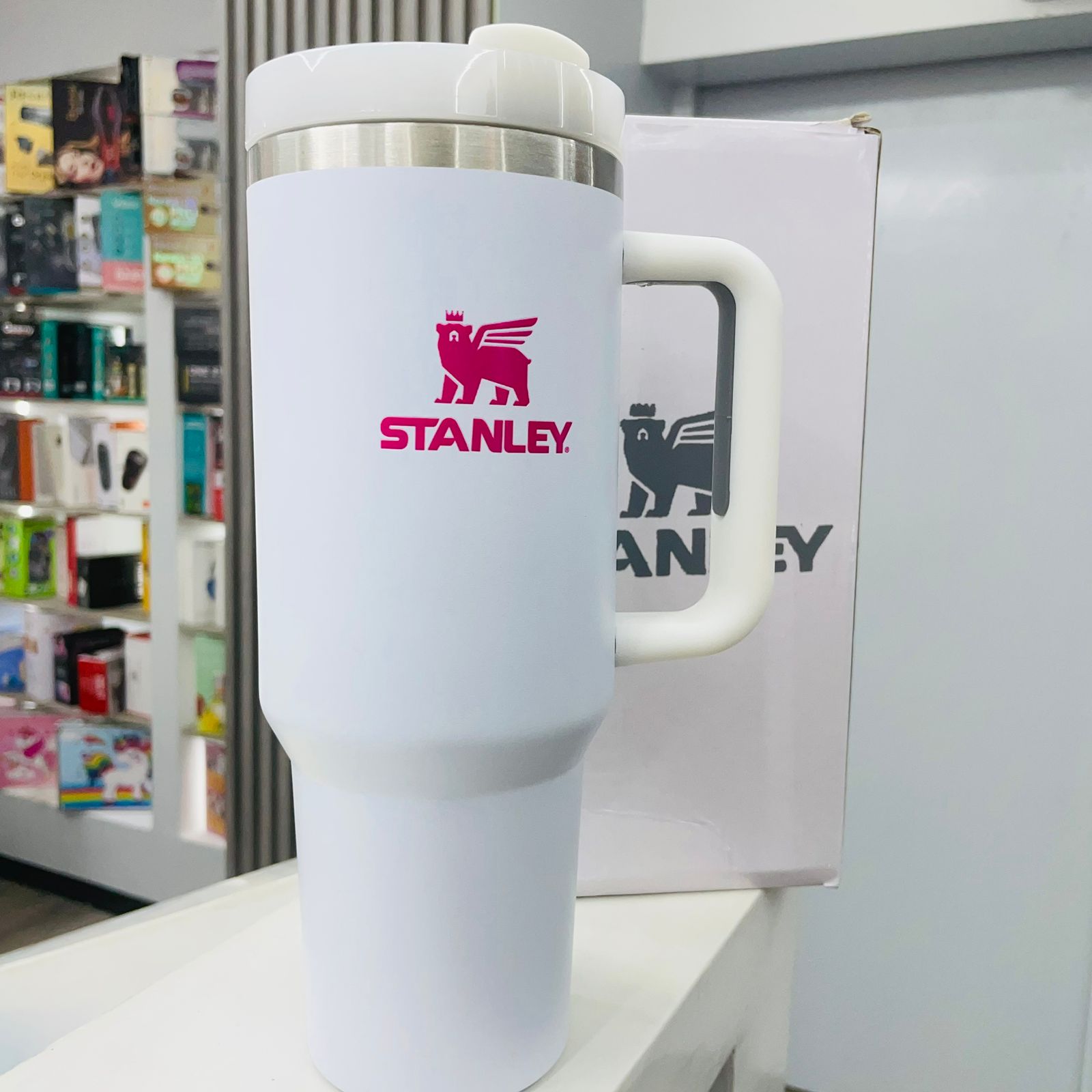 Vista 3 de TERMO STANLEY QUENCHER CREMAS - COLOR: CREMA/LILA